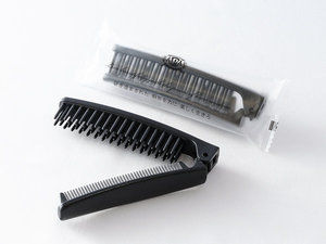 ブラシとコームの2WAYタイプのヘアブラシをご用意。※アメニティバーから必要な分をお取りくださいませ。