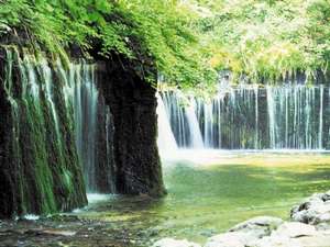 【白糸の滝】軽井沢の名所で地下水が湧き出し滝となっています。