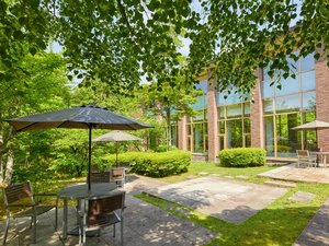 本館ラウンジ|朝9:30〜20:00まで無料でコーヒーやココア等をお楽しみいただけます。