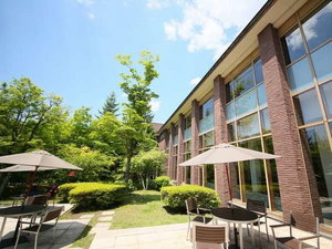ホテル中庭|周りに大きな建物がないので晴れた日は開放感のある青空をお楽しみいただけます。