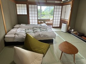 【和室10畳ツインベッド】寛ぎの空間、波の音が心地良い和室。空気清浄機・全室無線LAN利用可・全室禁煙