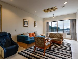 【リニューアル★301】温泉風呂付き客室。窓からは橋を通して麻生ノ浦湾を眺めることができます