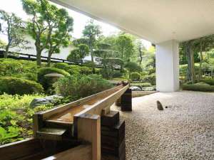 ■中庭/当館自慢の庭園でございます。ご滞在の際はぜひお庭に出て季節の風をお楽しみください。