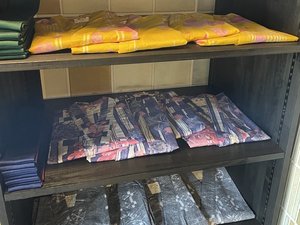 色浴衣をロビーで販売しています