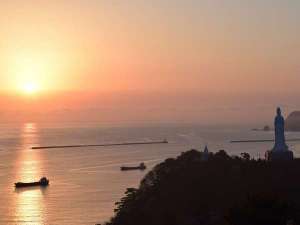 【三陸海岸と釜石大観音を照らす朝日】晴れた朝は「鉄の歴史館」裏手にある展望台からご覧いただけます