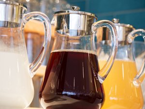 【和洋朝食ブッフェ】ソフトドリンク一例 岩手県産牛乳、烏龍茶、オレンジジュースなど