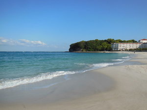 【白良浜】ハワイのワイキキビーチの姉妹浜。海水浴シーズンには多くの人が訪れる(当館より車で約5分)