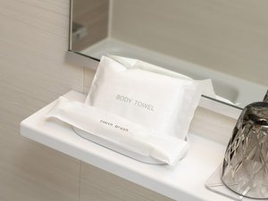 【バスルーム】客室には歯ブラシ・ボディタオルをご用意しております。