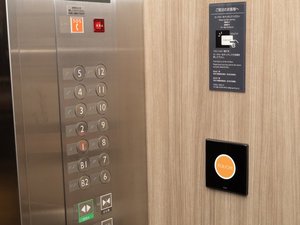 【エレベーター】エレベーター操作の際はオレンジ色部分にタッチしてください。