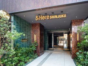 【1階エントランス】温かみのあるライトと心安らぐ植物が迎える、癒しの空間