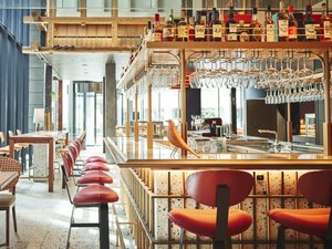 カフェ&バー「LOKAL HOUSE」