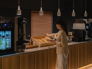 ラウンジ|アルコールを含むフリードリンクやスナックをお楽しみください。