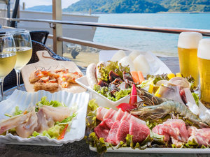 ・【BBQ】海の幸、お肉、ピザ、カルパッチョなどこだわりのお食事をお召し上がりいただけます(一例)