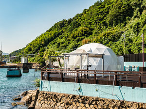 ・【ドームテント】海を望むドームテントが連なります