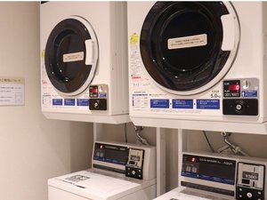 1階にて洗濯機(洗剤自動投入)・乾燥機をご用意しております。