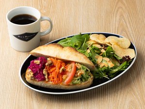 ◆【宿泊者限定】朝食サンドウィッチセット(チップス・サラダ・ドリンク付)フムス&5種ベジタブル◆