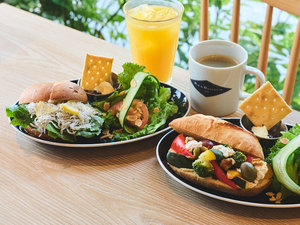 朝食|CAFE 久屋大通公園に面したカフェ、店内でゆっくり味わう朝のひととき。