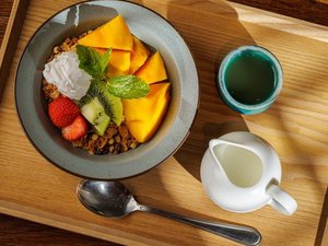 朝食メニュー例:宮崎県産マンゴーをふんだんに使ったフルーツグラノーラ