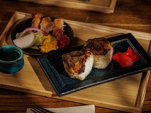 朝食メニュー例:九州産米に大葉味噌を塗ってじっくり焼き上げた焼きおにぎり