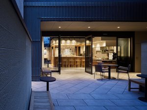 【ここが特長】一歩中に入れば、京都三条の喧騒を忘れさせる静かで落ち着いた雰囲気