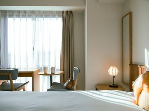 クイーンルーム(シャワーブース) 便利なデスク/テーブルスペース付き