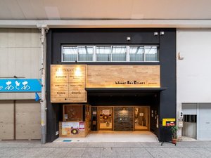 木目調のお洒落な外観が目印です。
