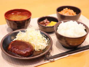 日替わりお手軽無料夕食:デミグラスハンバーグ定食