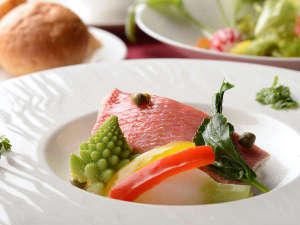 【料理体験教室/金目鯛のポシェ】伊豆の金目鯛を本格的なフレンチに。ハーブのソースもレクチャーします。