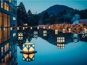 施設に面する水辺は夏らしくライトアップされます