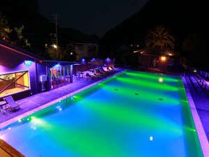 �i�C�g�v�[�� -Night pool-���J���[���C�g�ɂ�錶�z�I�Ȏp�ɂ����܂�
