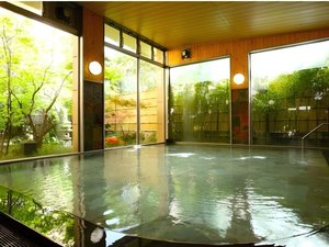 【清流の湯 内湯】とろとろの湯に包まれる、寛ぎのひと時を