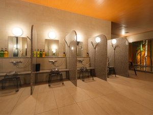 男性浴場の洗い場