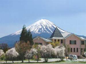 富士山を背に佇む食のオーベルジュ(春)