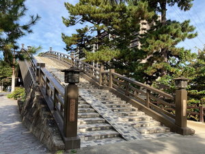 �y���������z�S�㋴�F�����̃V���{�����ŁA����63.5m�̘a���̑��ی`�������ł��B