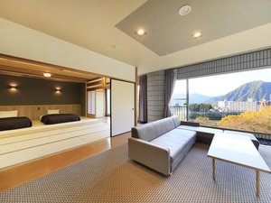 温泉内風呂付き和洋室|大きな窓から越後湯沢の四季が広がる広々リビングと心地よい和モダンの滞在を満喫
