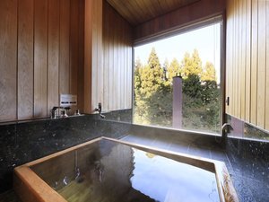温泉内風呂付き和洋室|旅の疲れをゆったりと癒す、木の温もりに満ちた湯浴み処