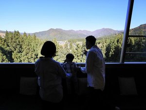 最上階パノラマシアタールーム|窓一面に広がる新潟の自然を味わう時間