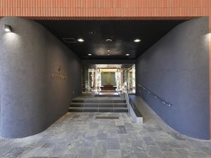 【外観】落ち着いたトーンで設えたエントランスで皆様をやさしくお迎えいたします