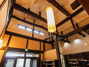 天井高い玄関、百年前の梁になります。