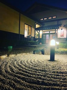 夜の庭園風景になります。