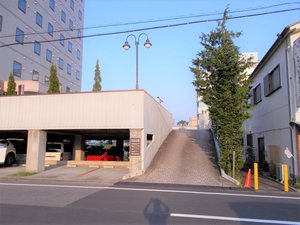 2階駐車場へはホテル裏側よりスロープでお上がりください。