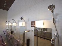 美容の湯　洗い場に設置されたリファ社＆ミラブルシャワーヘッド