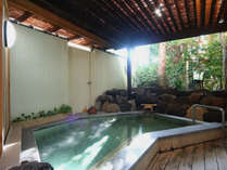 中庭を望む石造り露天風呂　錦の湯　地本屋の施設写真3