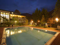 名峰槍ヶ岳を望む宿　穂高荘山のホテルの外観写真