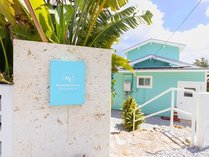 MOON ROCK BEACH HOUSE MOTOBU�̊O�ώʐ^