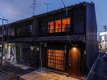 �A���e�B�[�N�X���É��w���̊O�ώʐ^