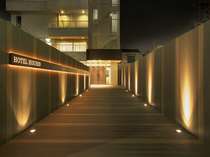 ＬＥＤランプが美しい、エントランスアプローチの様子。ようこそおいで下さいました。