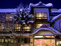 日本百名湯　日本一深い天然自噴岩風呂を有す秘湯宿　藤三旅館の外観写真