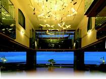 ロビーを抜けると、一面果てしなく続く紺碧の水平線