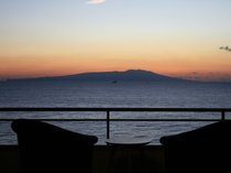 伊豆大島を正面に臨む眺望絶佳の宿　熱川館の外観写真